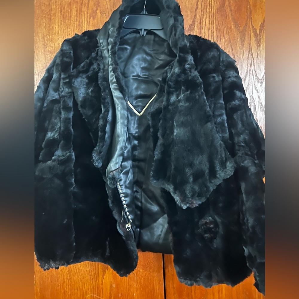 Women’s vintage fur coat. Unsure what brand or size. Unsure whether real fur.